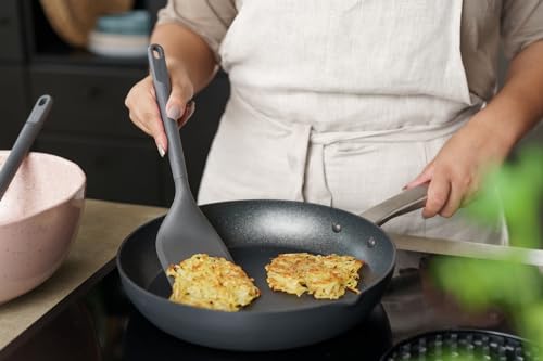 Zyliss E980233 Angled Cooking Turner, Sustainable Wheatstraw/Nylon, Spatula for Cooking, Non Stick, Heat Resistant Head, Beluga Grey, 11.6" x 2.3", Dishwasher Safe, 5 Year Guarantee | Sustainable Wheatstraw Handle and Heat Resistant Head Kitchen Turner fo